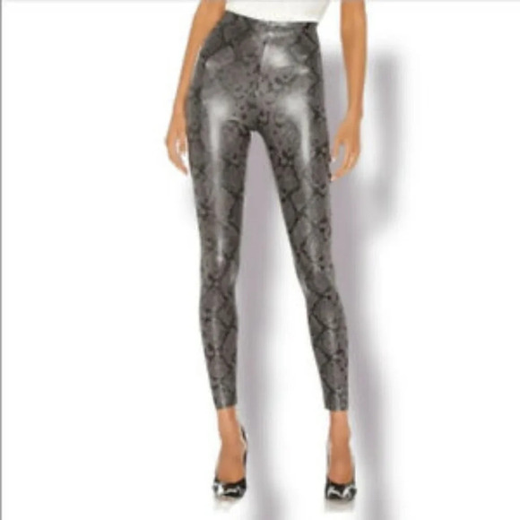 7 For All Mankind NWT Black Gray Snakeskin Python Print Skinny Leggings XS - Picture 1 of 5